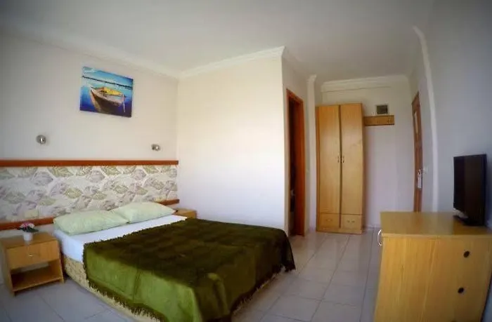 Gun Ay فندق غومْبيت